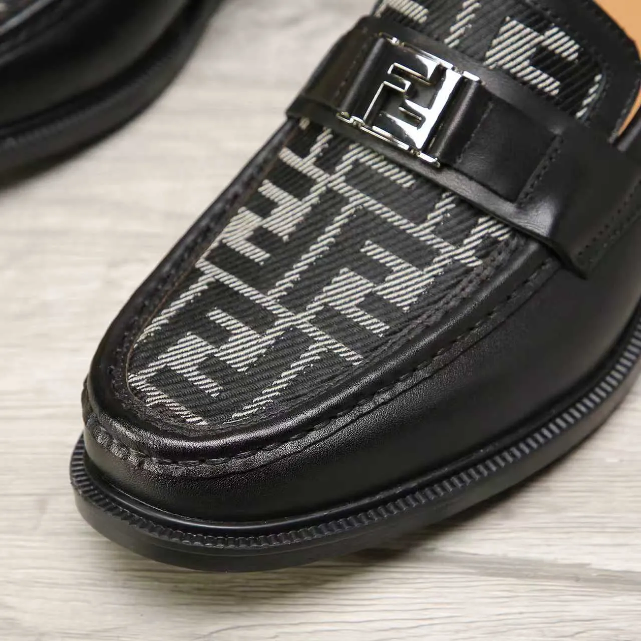 ​Men's shoes 💰 500 💰 Water dyed cowhide 🆘 The latest FENDI ( Fendi ) new casual leather shoes 🕶️🕶️ Simple routing effect, showing an elegant and cool driving shoe 🎬Made of Italian 🇮🇹 imported calfskin + first-layer water-dyed cowhide lining🐂Excellent material🎬Detailed workmanship 🤗Comfortable foot feel➰➰. ​Pair it with any outfit to show your taste and temperament, low-key luxury ♻️Design ​simple and elegant ​noble and fashionable 🍃​Very loved and favored by trendy men 💓❤️Size: 38-44 2⃣️colors available